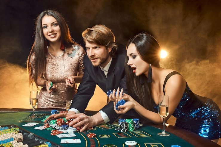 Tangkapan layar aplikasi surga 77 menampilkan menu utama dengan permainan slot dan kasino langsung